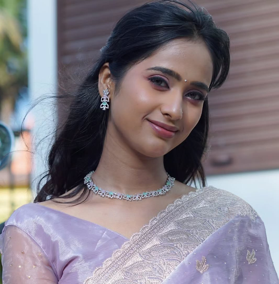 কাকীর ঘরে ঢুকে যাওয়া
